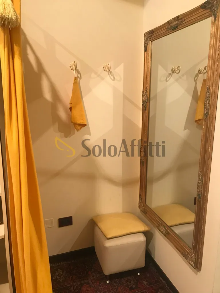 Bathrooms - Shop with Display Window in Via Cesare Battisti