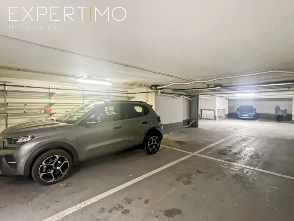 Garage - Grand Box avec Borne de Recharge à Issy-les-Moulineaux