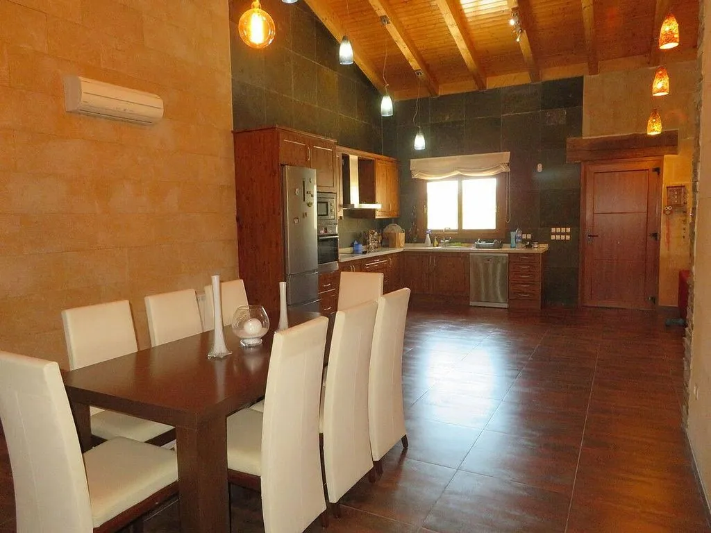 Söögituba - Rustic Chalet with Pool in Poblets
