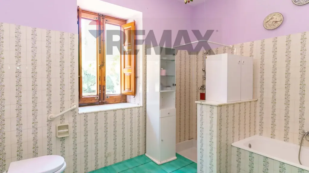 Salles de bain - Villa with Panoramic Pool in Biancavilla