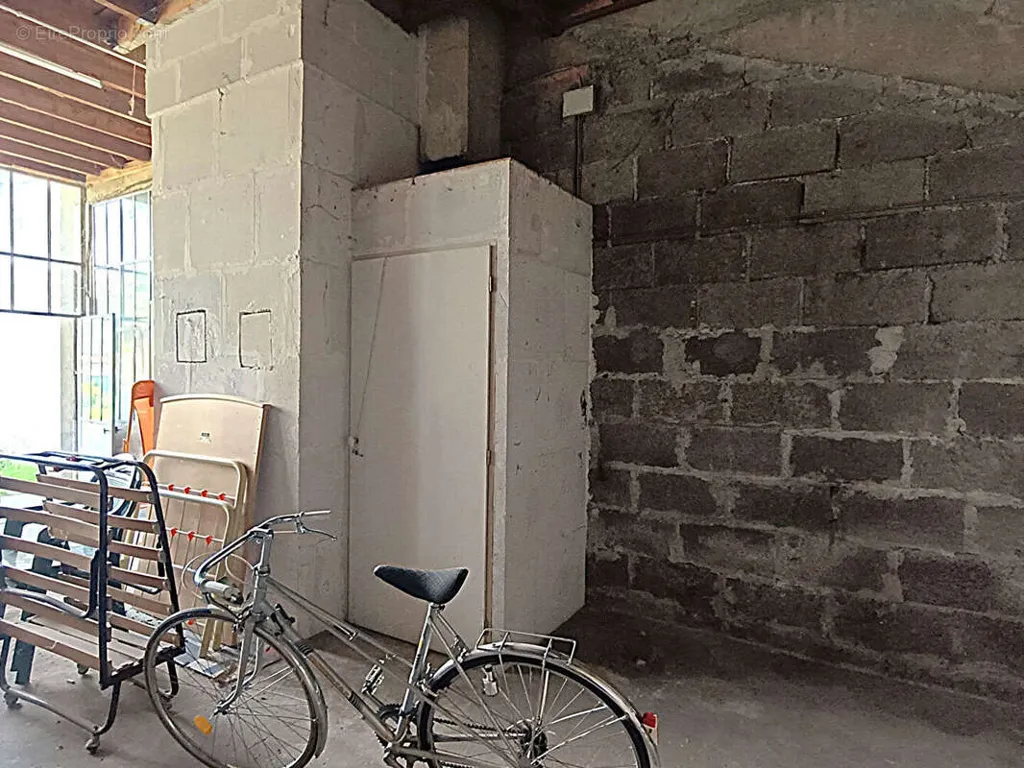 Pesuköök - Storage Unit with Large Sliding Door in Chadrac