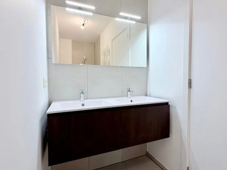 Salles de bain - Appartement à Jambes, Proche de la Rue Julie Dessy