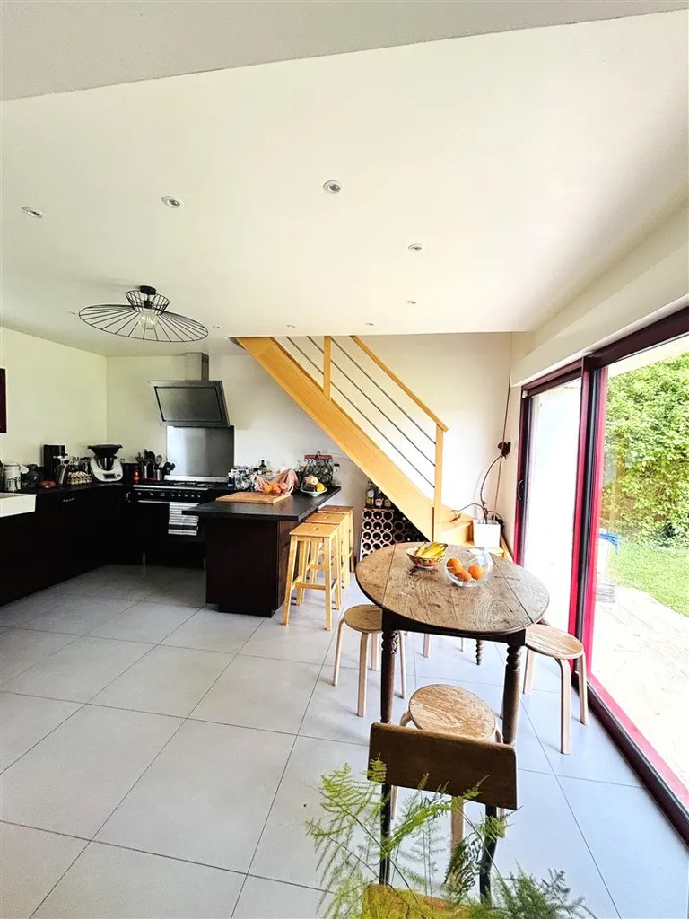 Salle à manger - Maison Rénovée avec Terrasse dans un Cadre Paisible