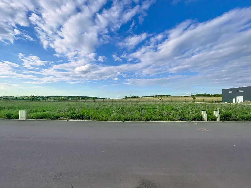 Garden - Commercial Plot with Easy Access in Villiers Saint Frédéric