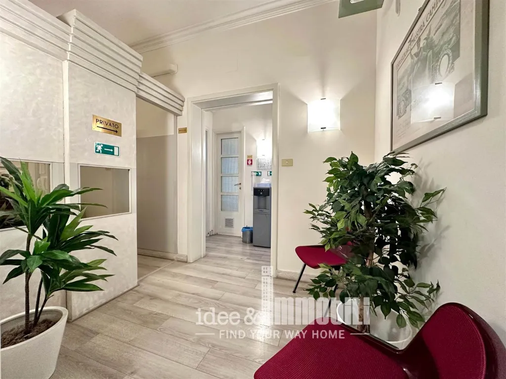 Esik - Signorile Apartment with Balcony in Florence