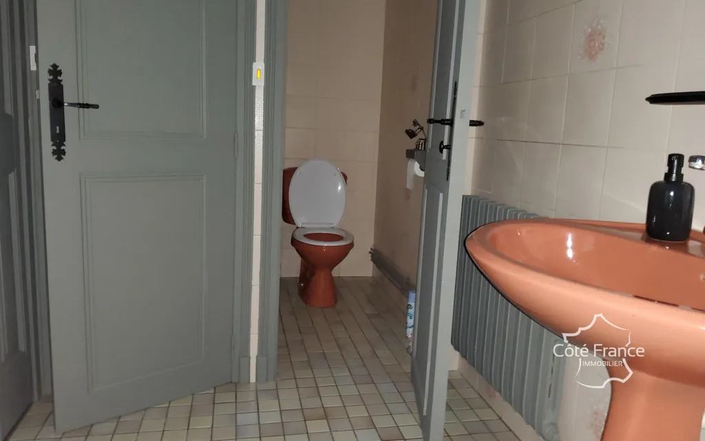 Bathrooms - 4-Bedroom House with Garden in Monthermé
