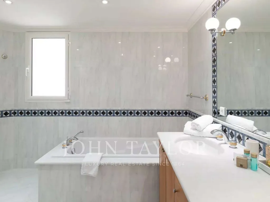 Bathrooms - 1930s Residence with Sea View in Cap d’Antibes