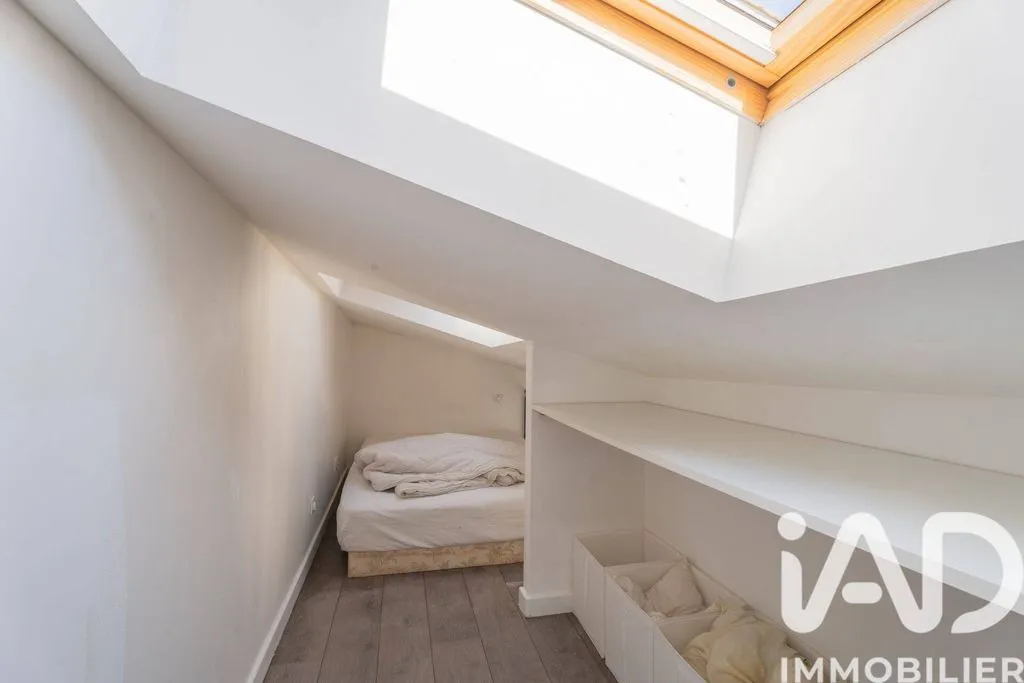 Toad - Apartment Complex with Development Potential in Colombes