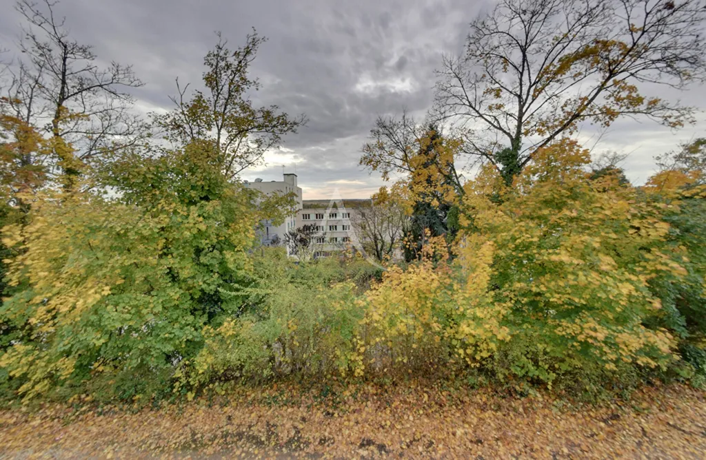 Bright 3-Bedroom Apartment with Balcony in Auxerre