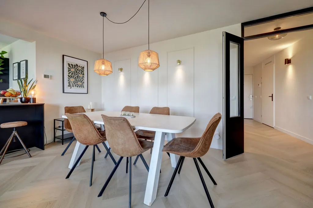 Sala da pranzo - Modernised 3-Bedroom Apartment with Balcony in Westerpark