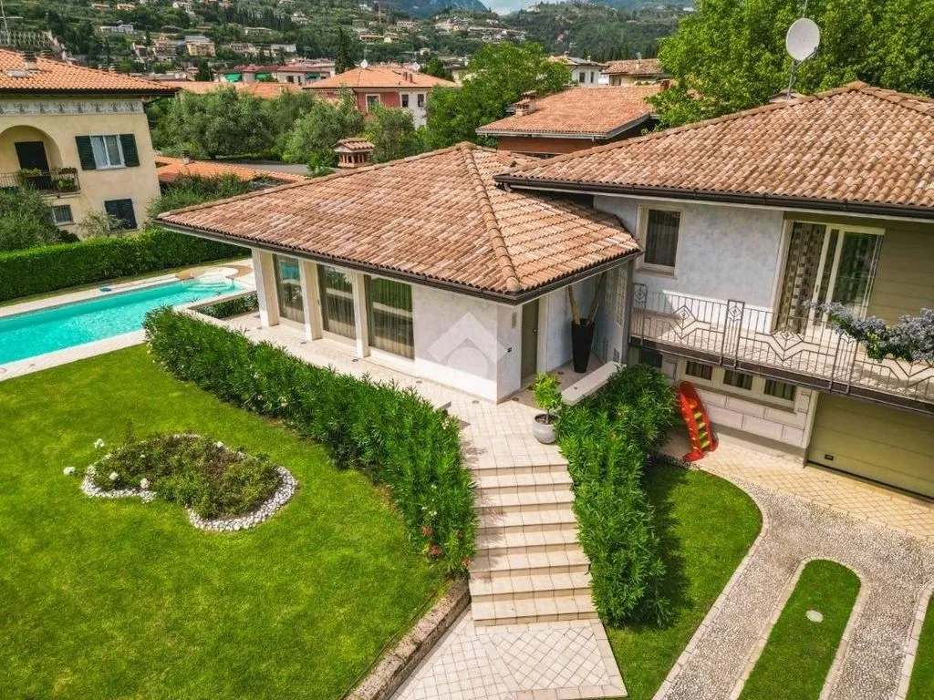 Õhuvaade - Villa with Pool near Lake Garda