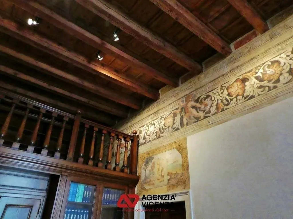 Entrée - Historic Office with Elevator in Vicenza
