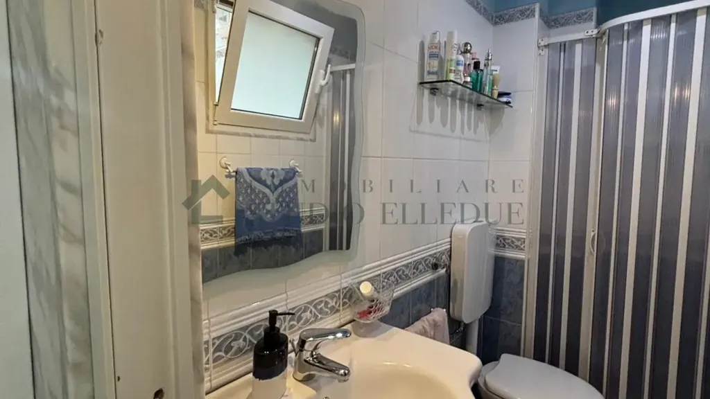 Salles de bain - Two-Bedroom Apartment with Balcony in Bari