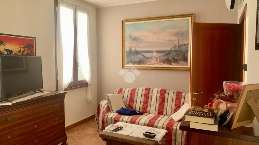 Magamistoad - Two-Storey Apartment with Balcony in Guastalla