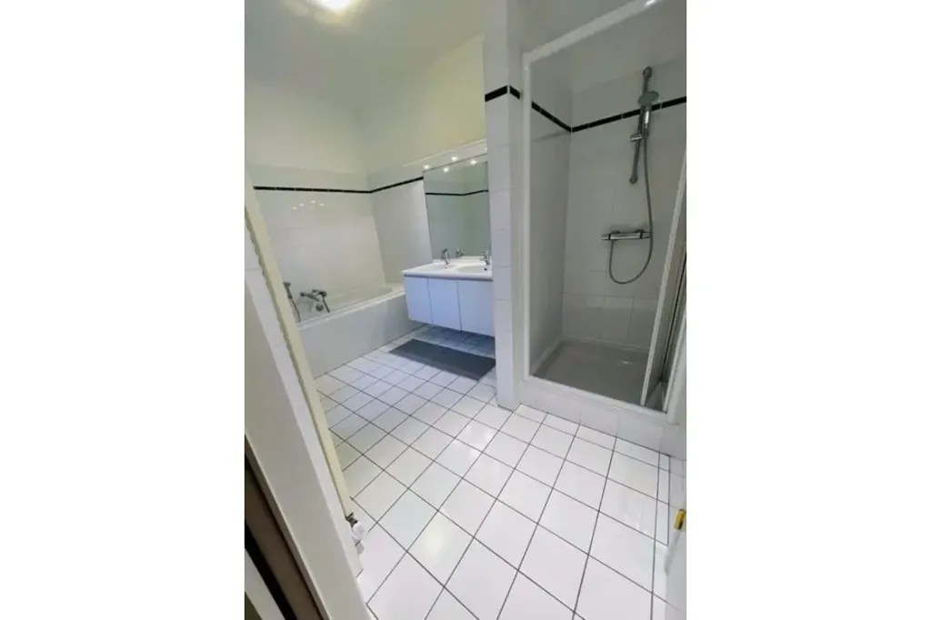 Salles de bain - Appartement Élégant avec Terrasse dans le Quartier des Ambassades