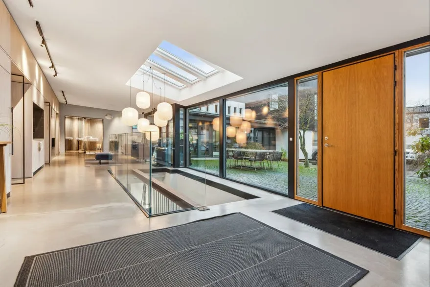 Entrée - Office Complex with Garden Courtyard in Busy Area