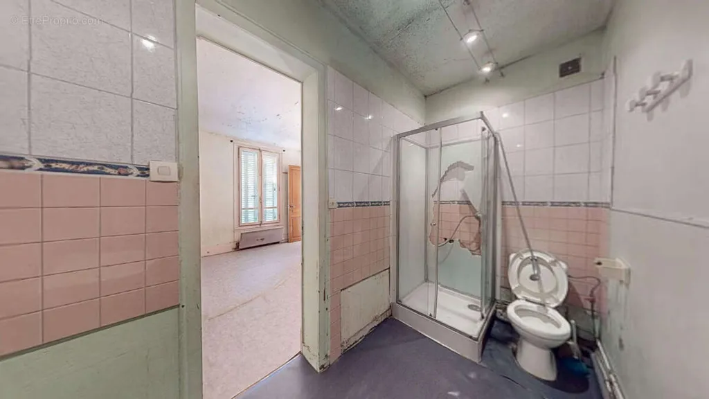Bathrooms - Bright 2-Bedroom Flat in Pantin's Golden Triangle