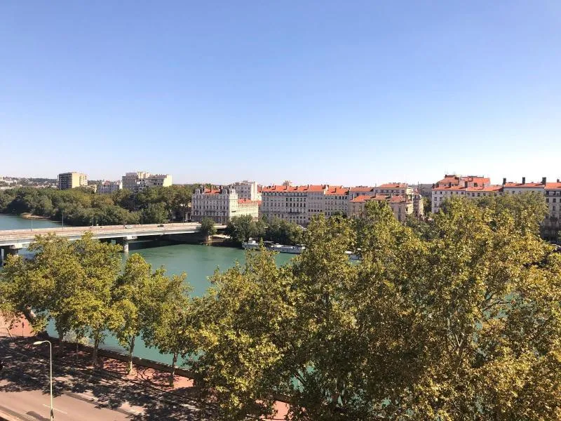 2-Bedroom Apartment with River View in Lyon