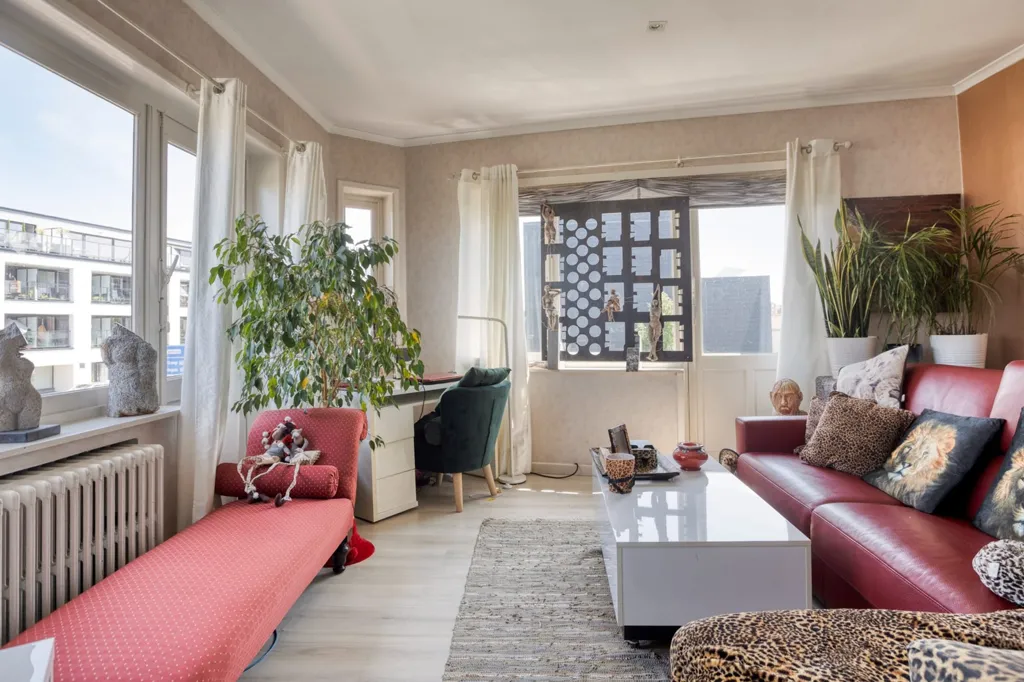 Séjour - Mixed-Use Property with Private Drive in Bruges