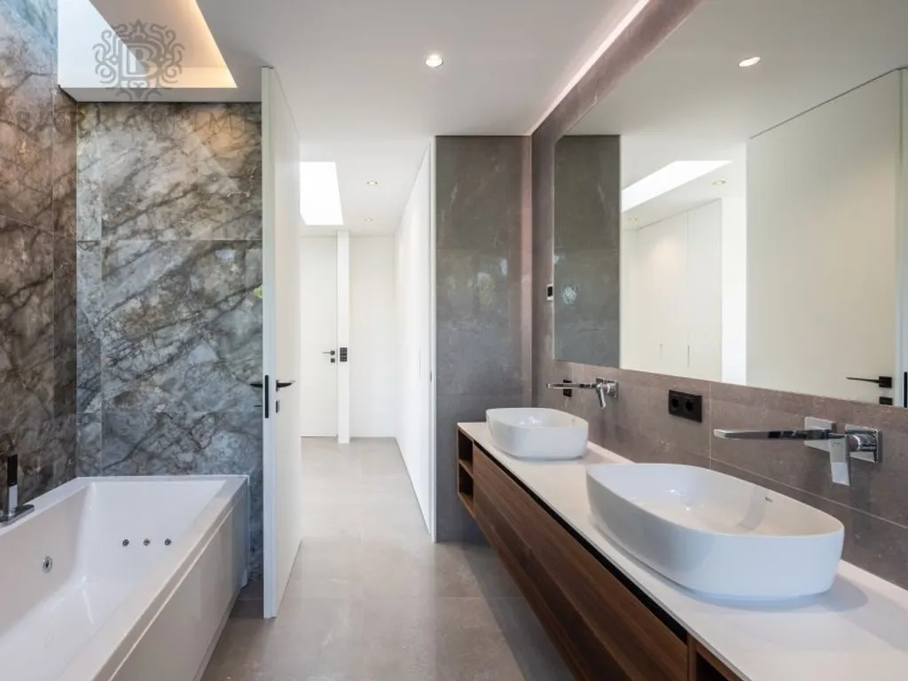 Bathrooms - Contemporary Villa with Golf View in Vilamoura