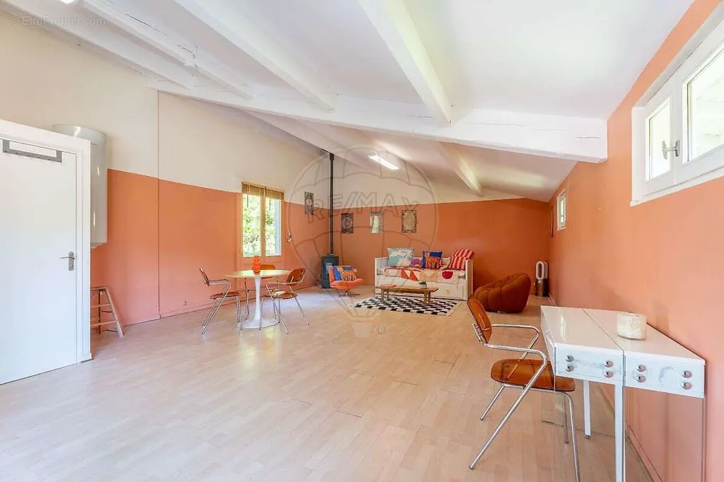 Elutuba - Six-Bedroom House with Garage in Menton