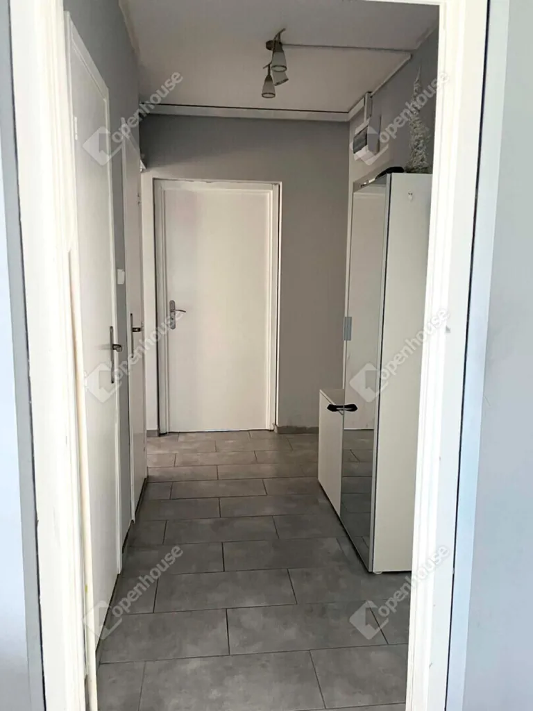 Esik - Modernised Apartment with Balcony in Tatabánya
