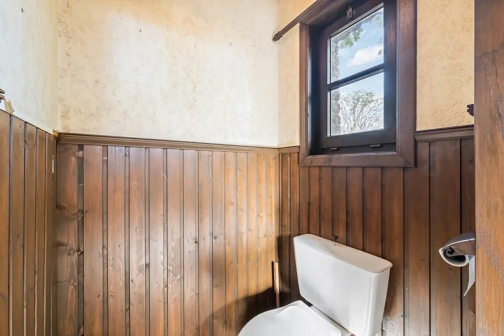 Salles de bain - Maison à rénover avec vue sur l'eau à Oudenburg