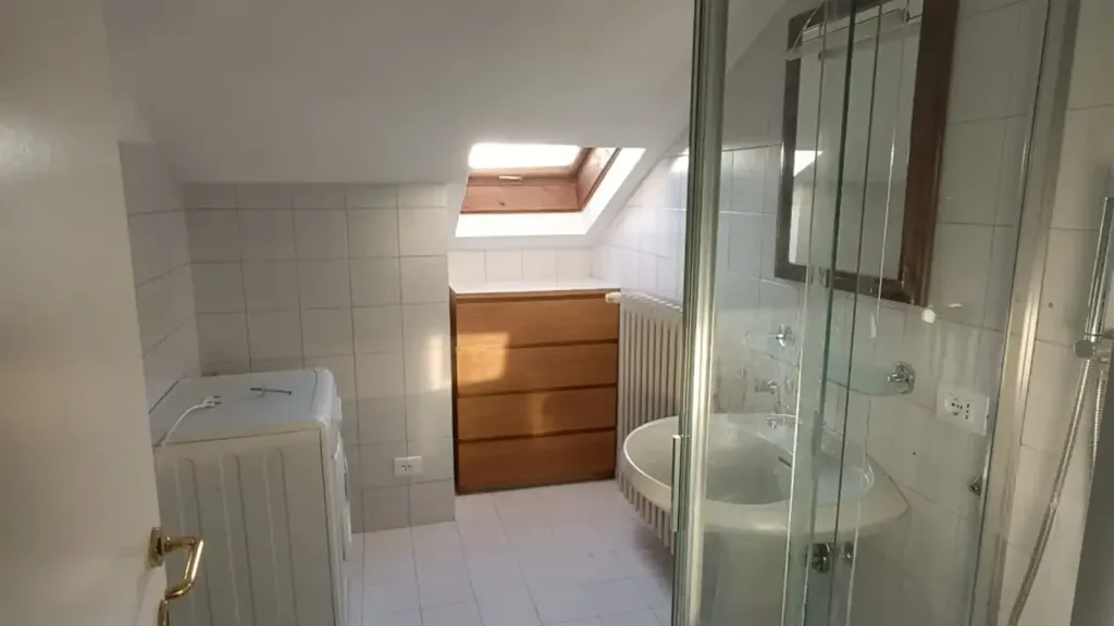 Salles de bain - Mansarded Flat with Private Balcony in Brescia