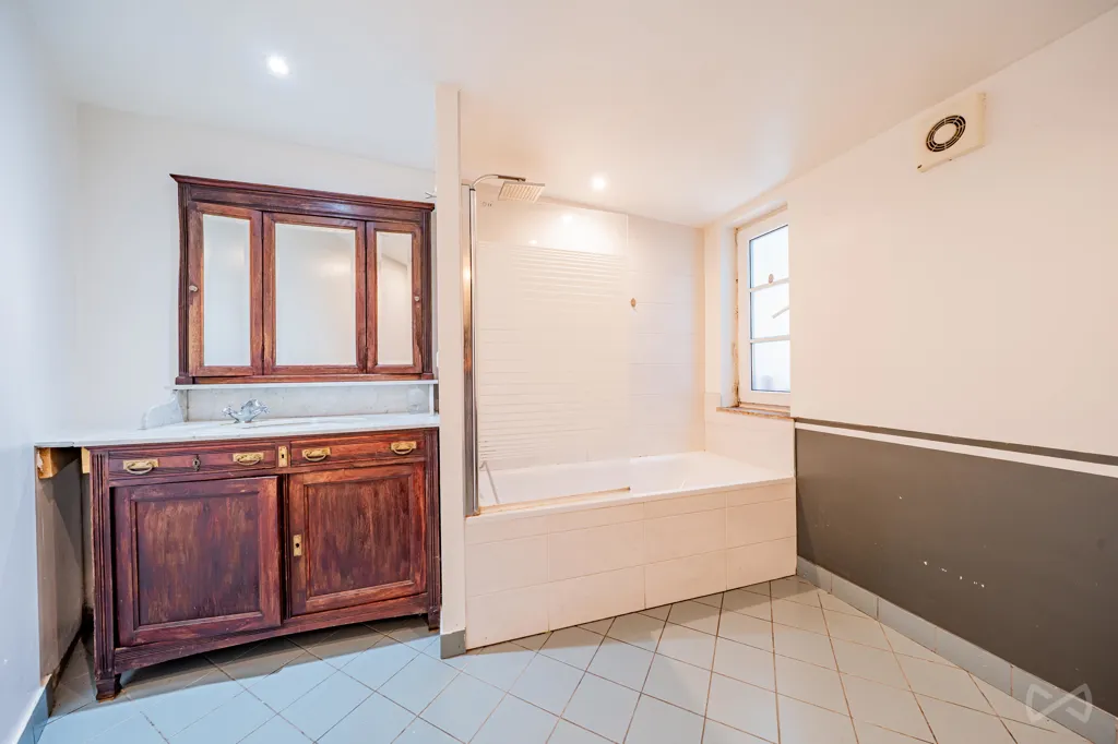 Salles de bain - Appartement de 2 Chambres au Rez-de-Chaussée avec Cour à Evere