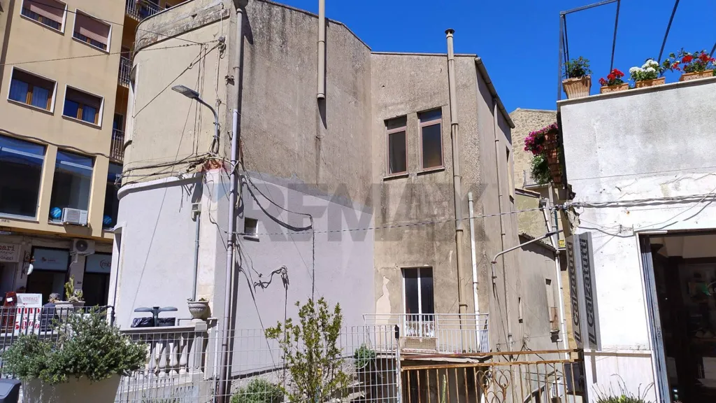 Välivaade - Commercial Property with Three Floors in Enna Alta