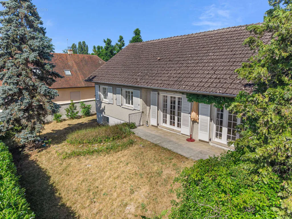 Vista aerea - 6-Piece House with Mountain View in Dijon