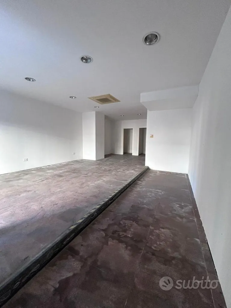 Pièces - Commercial Space with High Visibility in Cagliari