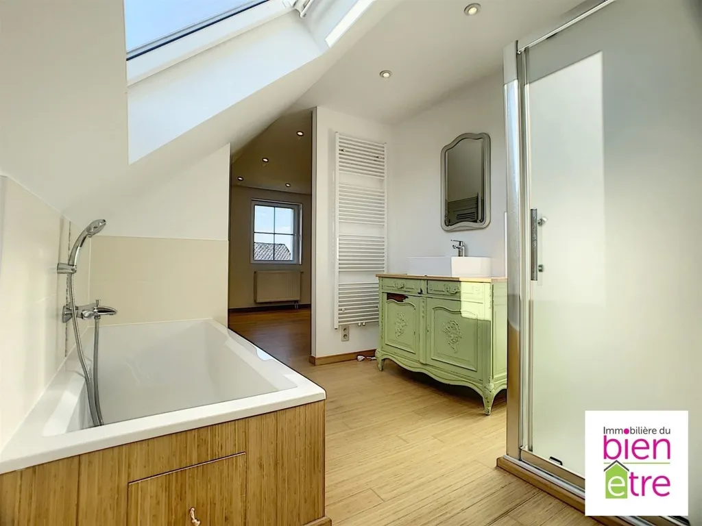Maison Rénovée avec Terrasse à Roux-Miroir