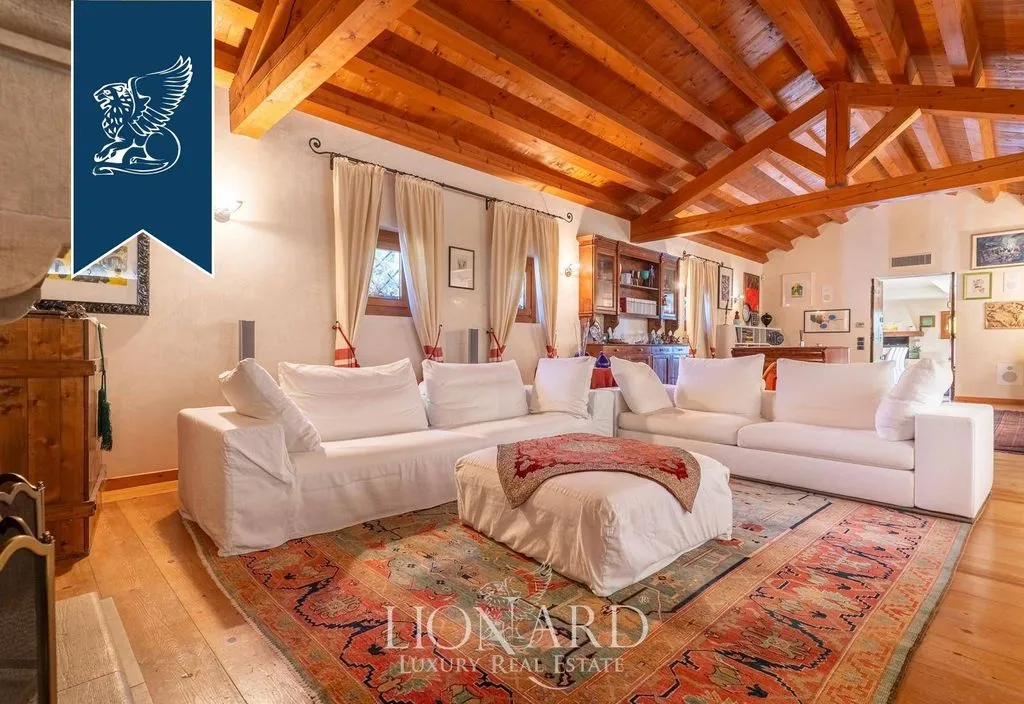 Living Room - Luxury Villa with Private Park in Conegliano