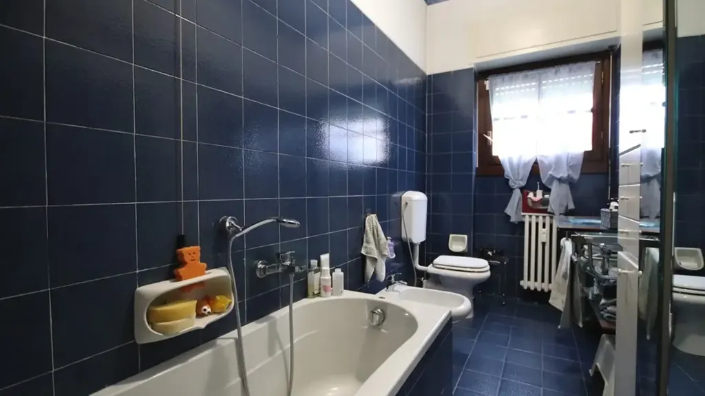 Bathrooms - Four-Bedroom Apartment with Balcony in Monza