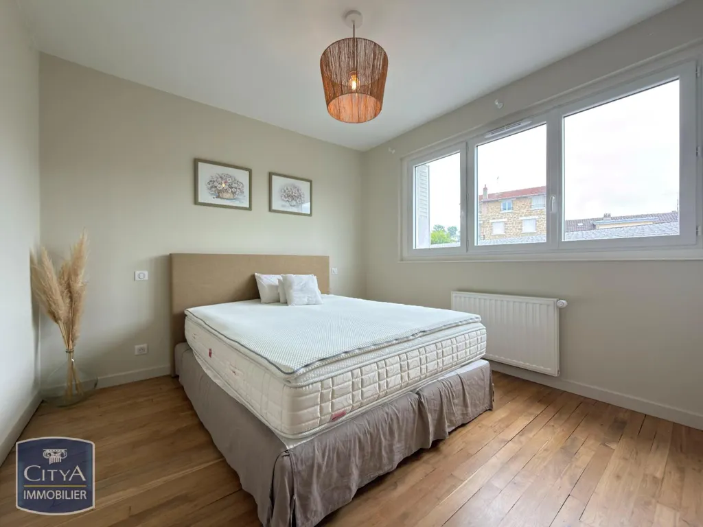 Bedrooms - 3-Bedroom Apartment with Balcony in Brive-la-Gaillarde