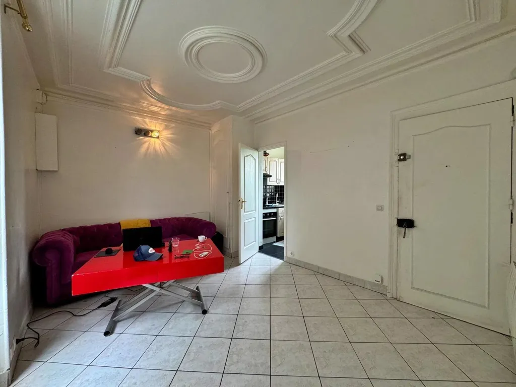 Séjour - Appartement Rénové avec Vue sur Jardin à Proximité de la Gare RER E