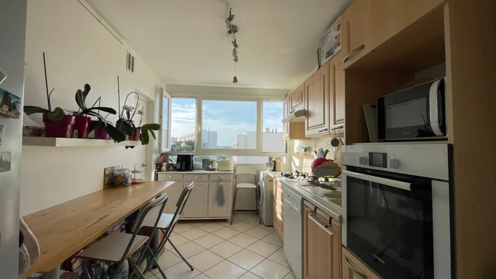 Kitchen - Bright 3-Bed Flat with Balcony in Les Clayes-sous-Bois