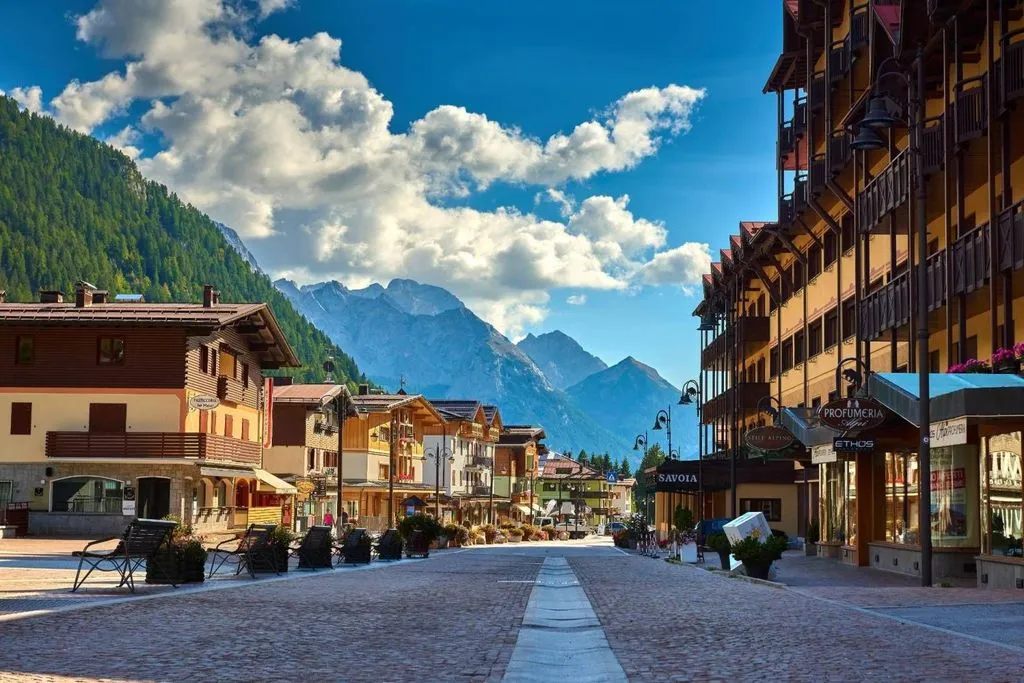 Newly Built Luxury Flat with Panoramic Terrace in Pinzolo