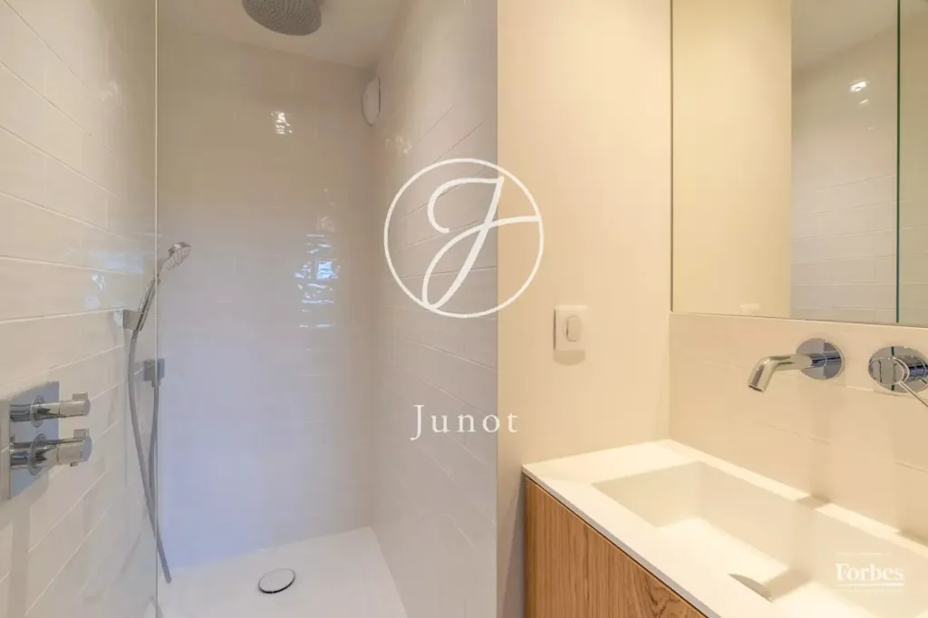 Salles de bain - Villa Rénovée Face à la Mer avec Piscine au Croisic