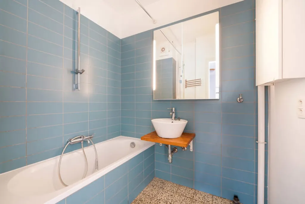 Bathrooms - 2-Bedroom Apartment with Park View in Forest
