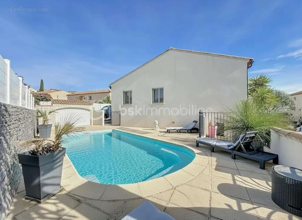 Pool - Villa with Pool and Garage in Cournonsec