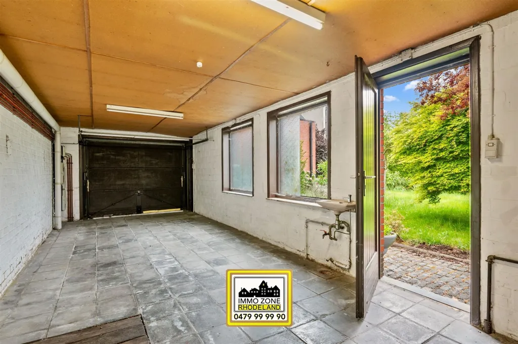 Garage - Spacious Bungalow with Garden in Oosterzele