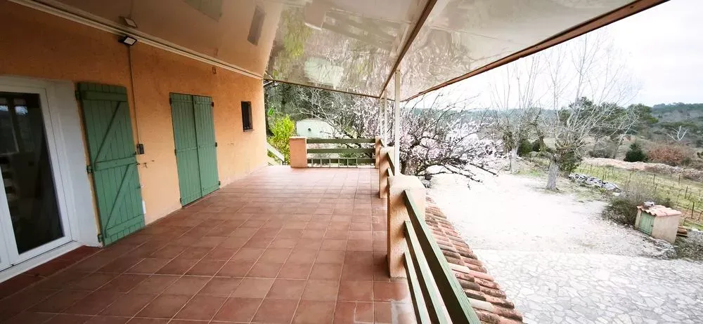 Terrasse - Maison de 9 Pièces avec Jardin de 5500m² au Var
