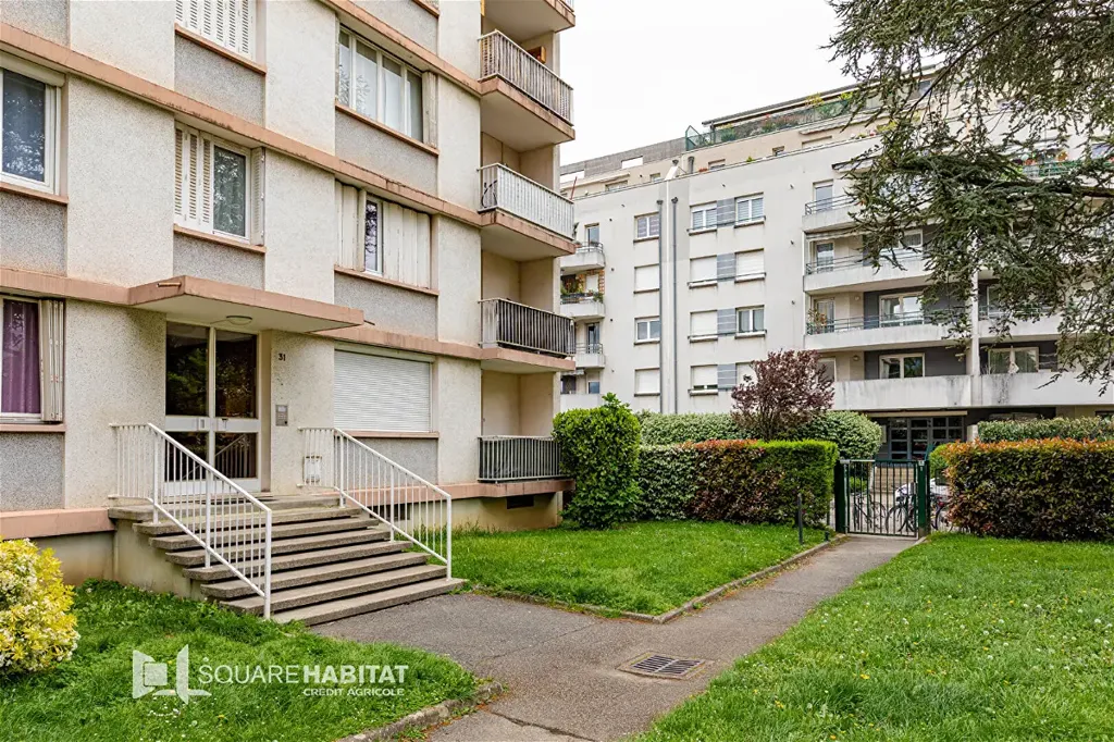 Aed - 3-Bedroom Apartment with Balcony in Grenoble