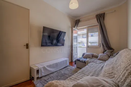 Elutuba - T2 Apartment with Varied Views in Odivelas