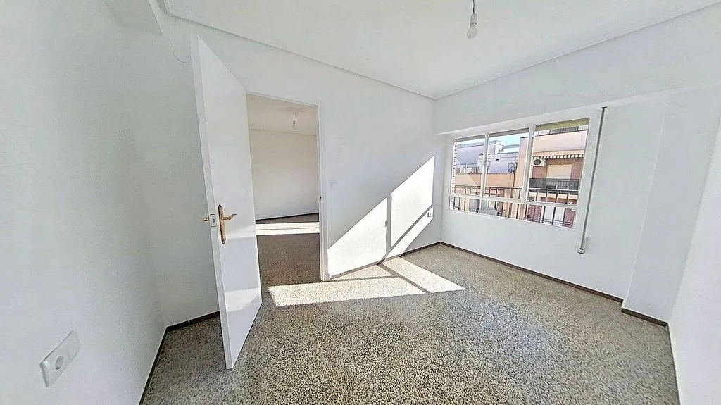 Pièces - 3-Bedroom Apartment with Sea Access in Valencia