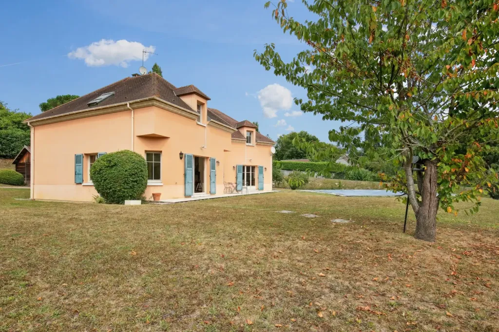 Exterior - Prestigious House with Pool in Chambourcy