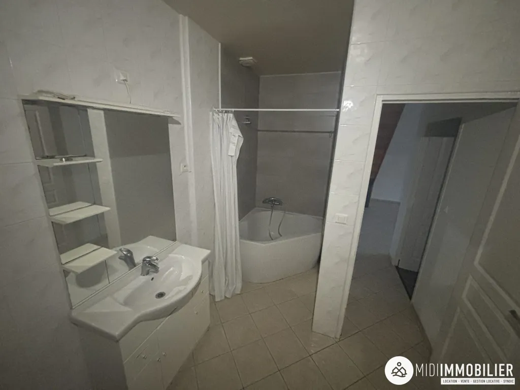 Vannitoad - 3-Bedroom Apartment with Balcony in Carmaux