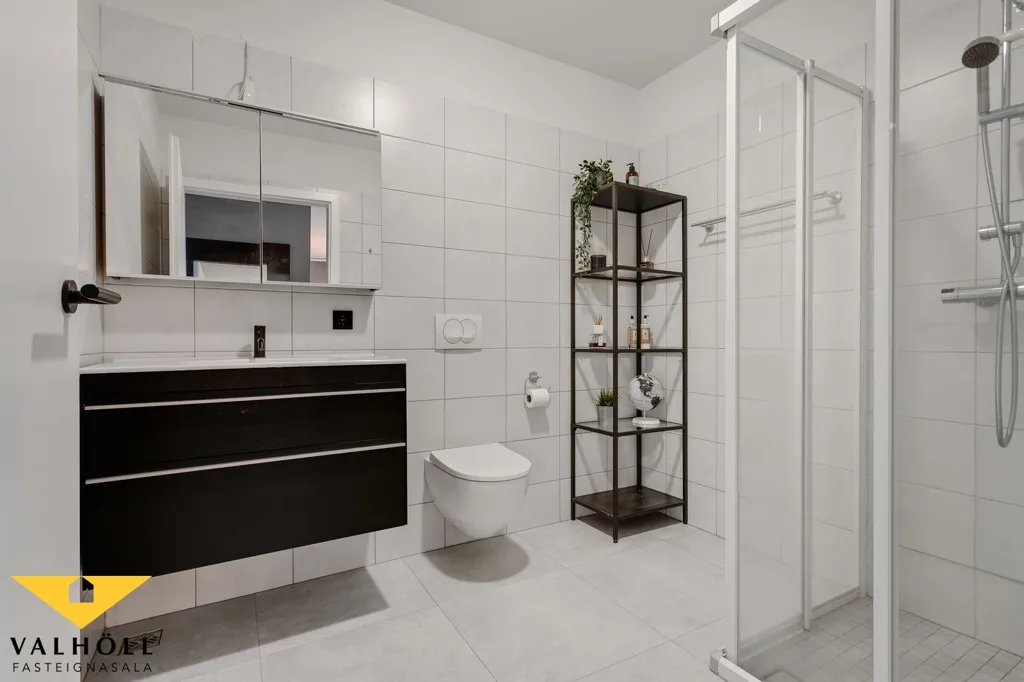 Bagni - Accessible Three-Bedroom Flat with Balcony in Akrahverfi